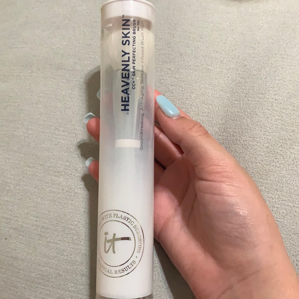 It cosmetics Heavenly skin brush